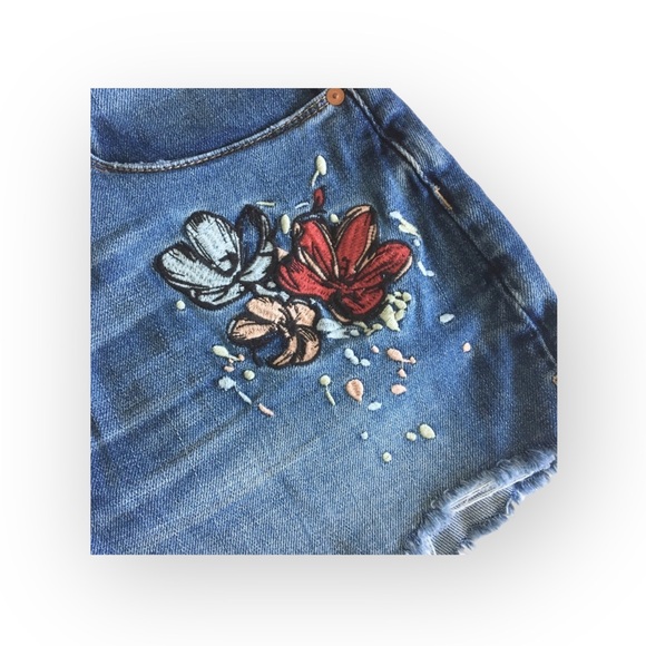 new BlankNYC ★ Festival Floral Embroidery Denim Cut Off Shorts ★ Inside Joker 30 - Picture 7 of 16